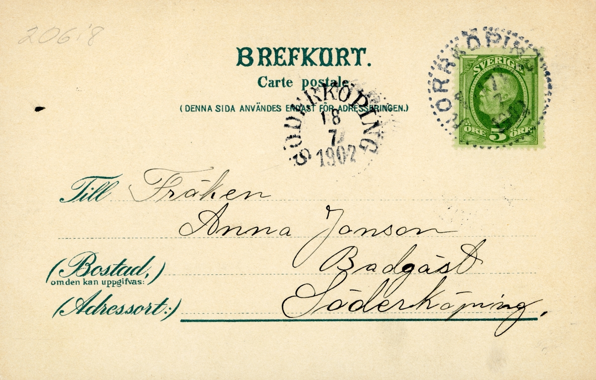 Kolorerat brevkort med vy mot Standard hotell och Kungliga telegrafstationen samt postkontoret i Norrköping. I förgrunden del av Carl Johans park. Nedtill en personlig hälsning till fröken Anna Jonsson, som rimligtvis fick meddelandet trots den knappa adressangivelsen "Badgäst - Söderköping". Anna Jonsson var vid tiden boende i Skedevi och var i stunden sannolikt på tillfälligt besök vid Söderköpings brunn. Postgånget 1902.