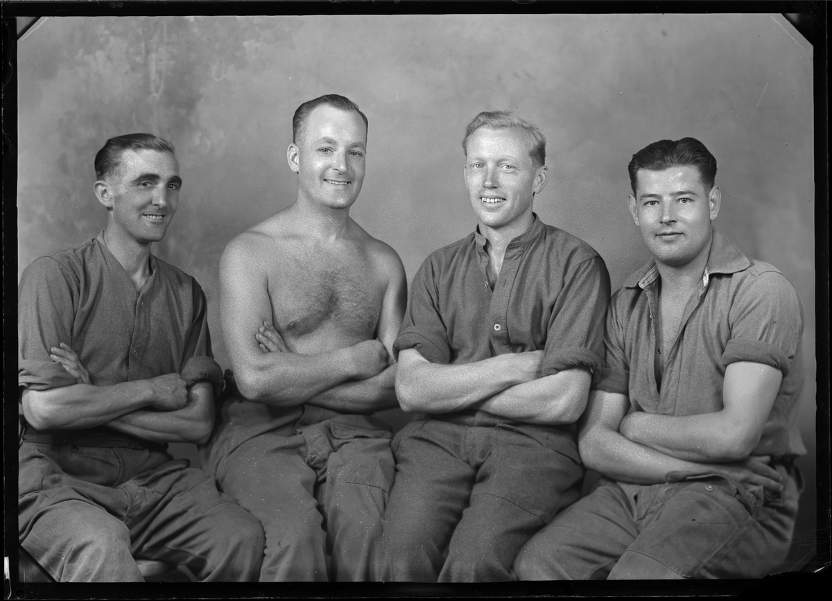 Portrettbilde av fire menn i arbeidsklær