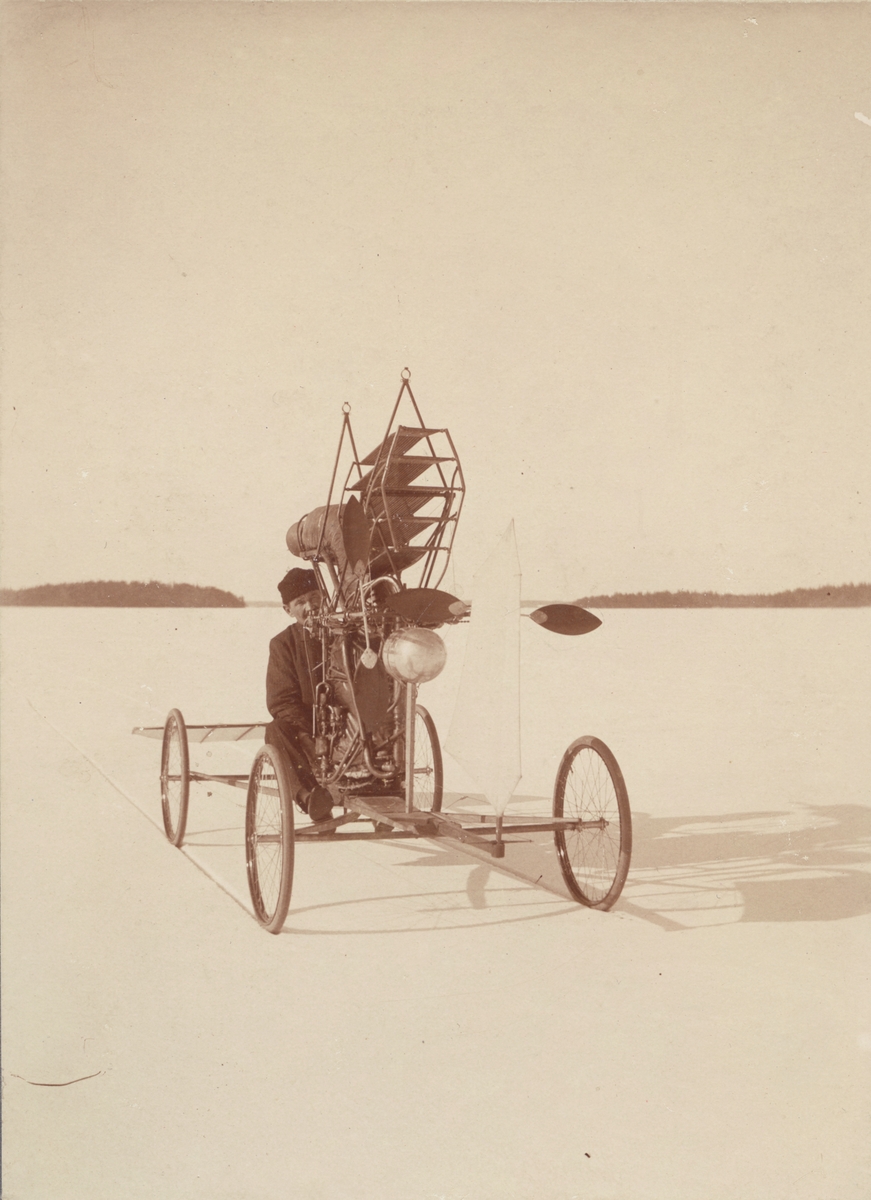 C.R. Nybergs med sin "Fluga" vid ett av hans försök på Askrikefjärdens is. Vingar ej monterade, roder fäst framtill.