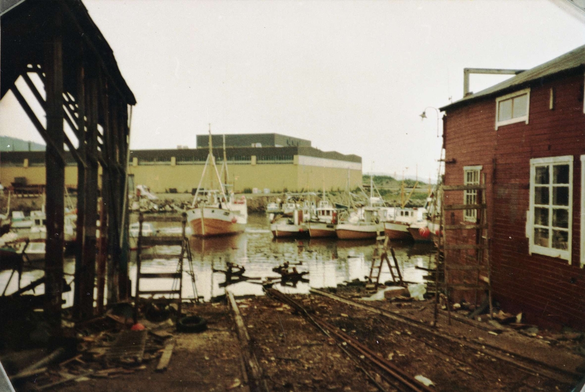 Fiskefartøy på tur inn for slippsetting i det gamle slippanlegget hos Danielsens båtbyggeri.