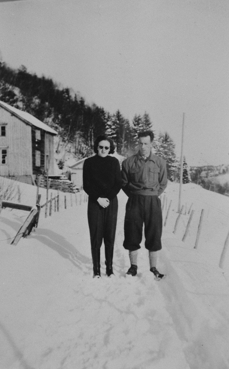 Søsknene Olga Petra Ranheim og Edmund Ranheim avbildet utendørs