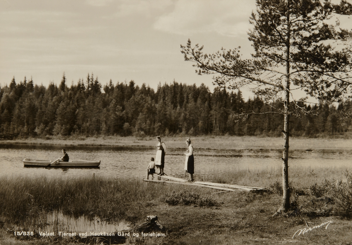Postkort, Stange, Vallset, robåt på Lundtjernet, Haukåsen gård og feriehjem, 2 kvinner i bunad,