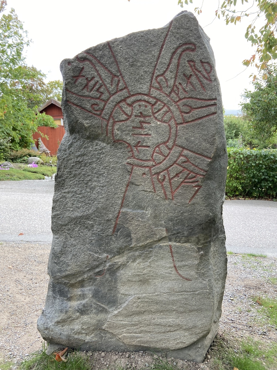 Runsten från Linga hed med inskrift på två sidor. 
Tolkat som: "Helgulv reste denna sten till minne av Torfast, sin svåger, Disa till minne av sin broder."