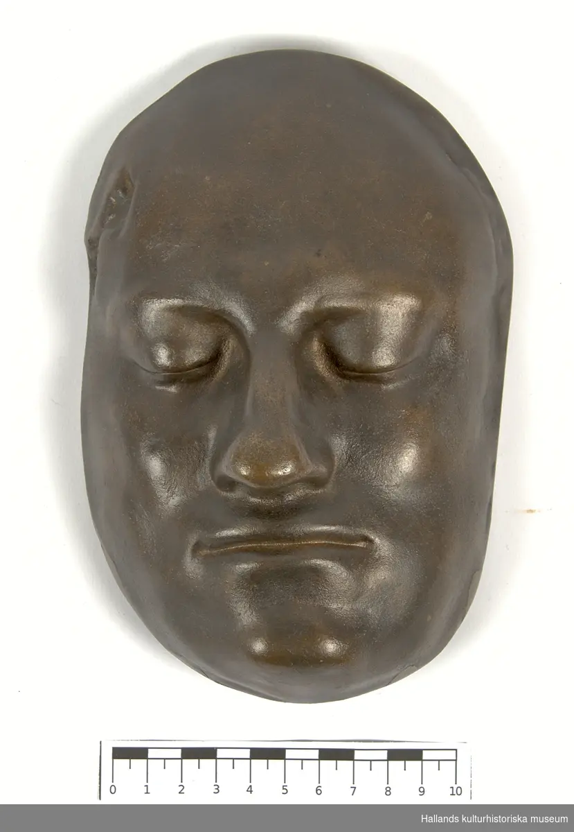 Carl XII:s dödsmask gjuten i brons.