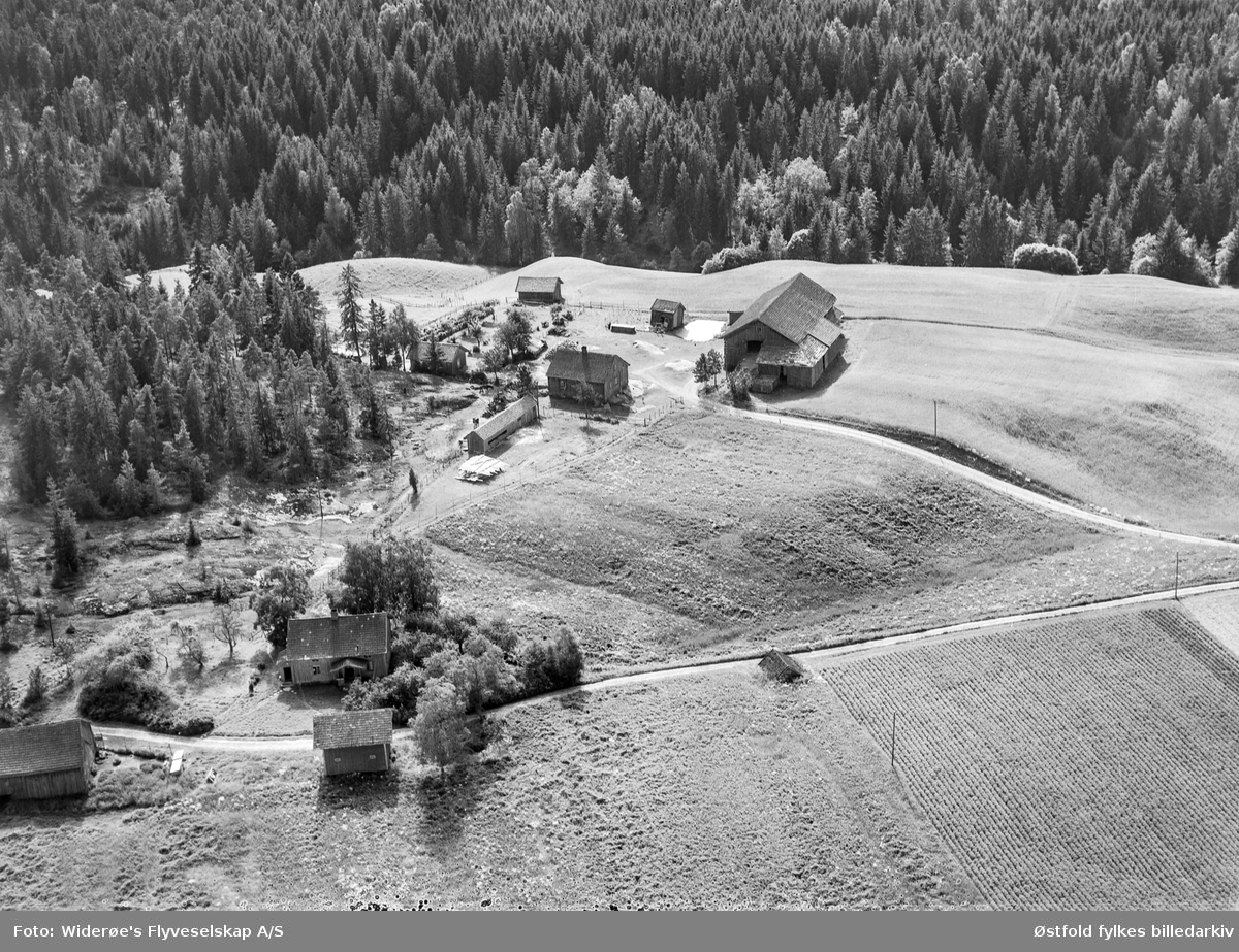 Ukjent gårdsbruk i Rakkestad, skråfoto 1951.