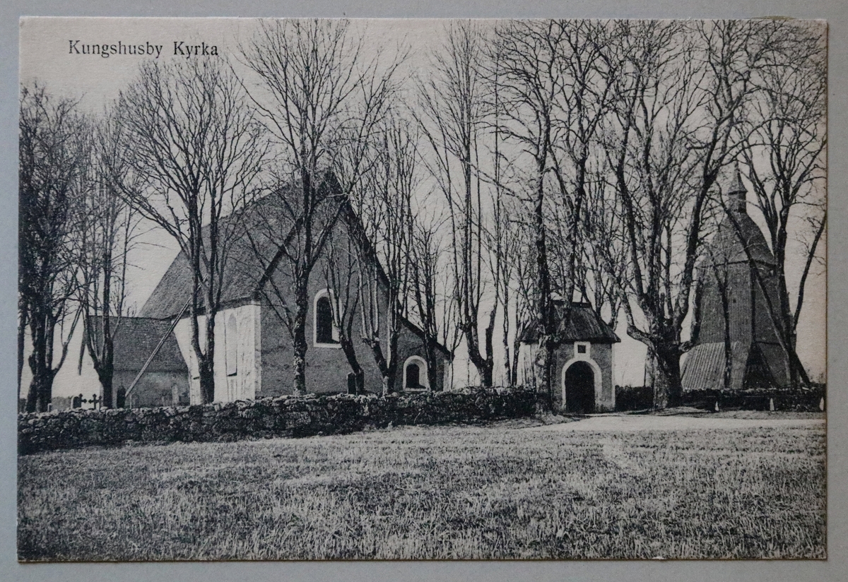 Kungshusby kyrka, Enköpings kommun.

Vykort är inklistrat i vykortsalbum nr. EM06774:f.
