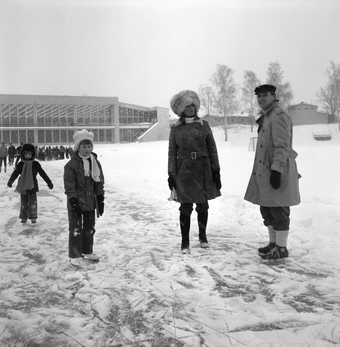 Motionskampen "Skridsko till tusen" har som nationellt engagemang somnat in. Annat förhöll det sig under 1970-talet då "idrottsprins" Bertil invigde arrangemanget från Stockholm. Här ett ögonblick från Linköping och Tinnerbäcksbadets is. Vintern 1972.