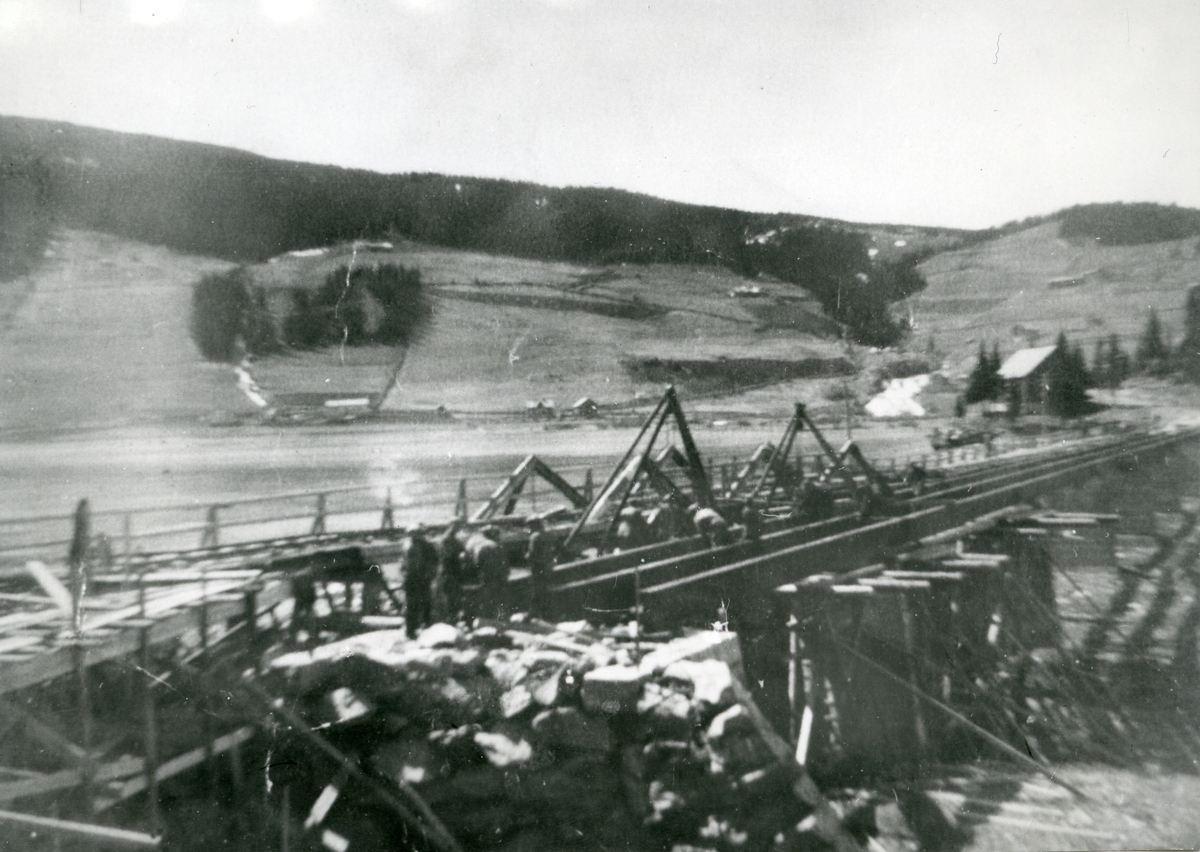 Arbeidslaget ved Ulnes bru ved reguleringa i 1932