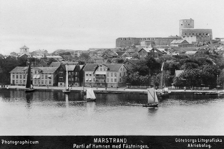 Text på bildens framsida: "MARSTRAND. Parti af Hamnen med Fästningen".