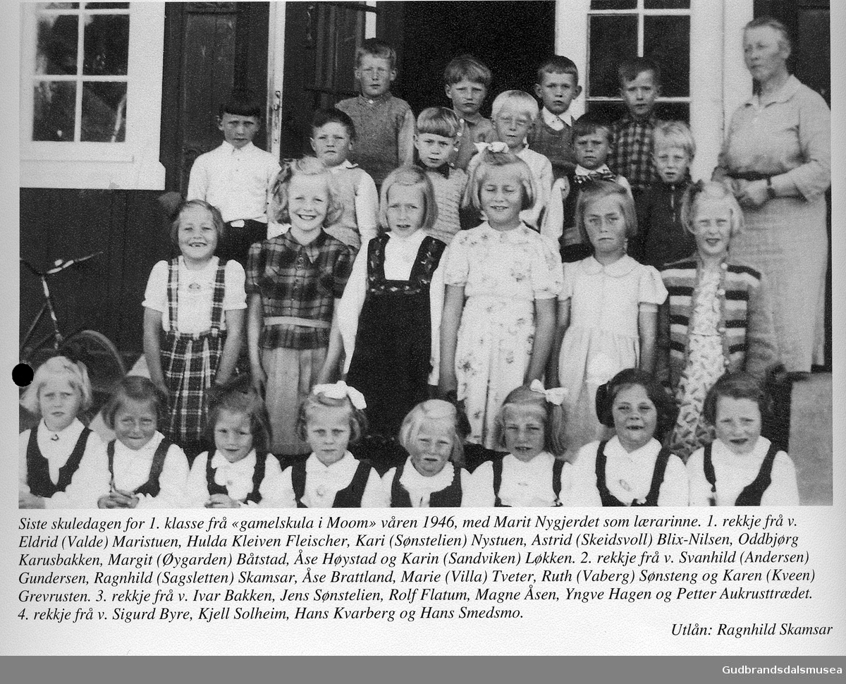 Siste skuledagen for 1. klasse frå "gamleskula i Moom" våren 1946, med Marit Nygjerdet som lærarinne. 1. rekkje frå v. Eldrid (Valde) Maristuen, Hulda Kleiven Fleischer, Kari (Sønstelien) Nystuen, Astrid (Skeidsvoll) Blix-Nilsen, Oddbjørg Karusbakken, Margit (Øygarden) Båtstad, Åse Høystad og Karin (Sandviken) Løkken. 2. rekkje frå v. Svanhild (Andersen) Gundersen, Ragnhild (Sagsletten) Skamsar, Åse Brattland, Marie (Villa) Tveter, Ruth (Vaberg) Sønsteng og Karen (Kveen) Grevrusten. 3. rekkje frå v. Ivar Bakken, Jens Sønstelien, Rolv Flatum, Magne Åsen, Yngve Hagen og Petter Aukrusttrædet. 4. rekkje frå v. Sigurd Byre, Kjell Solheim, Hans Kvarberg og Hans Smedsmo.
Utlån: Ragnhild Skamsar

Vågåkalenderen 2001, utgjevar: Vågå Kameraklubb