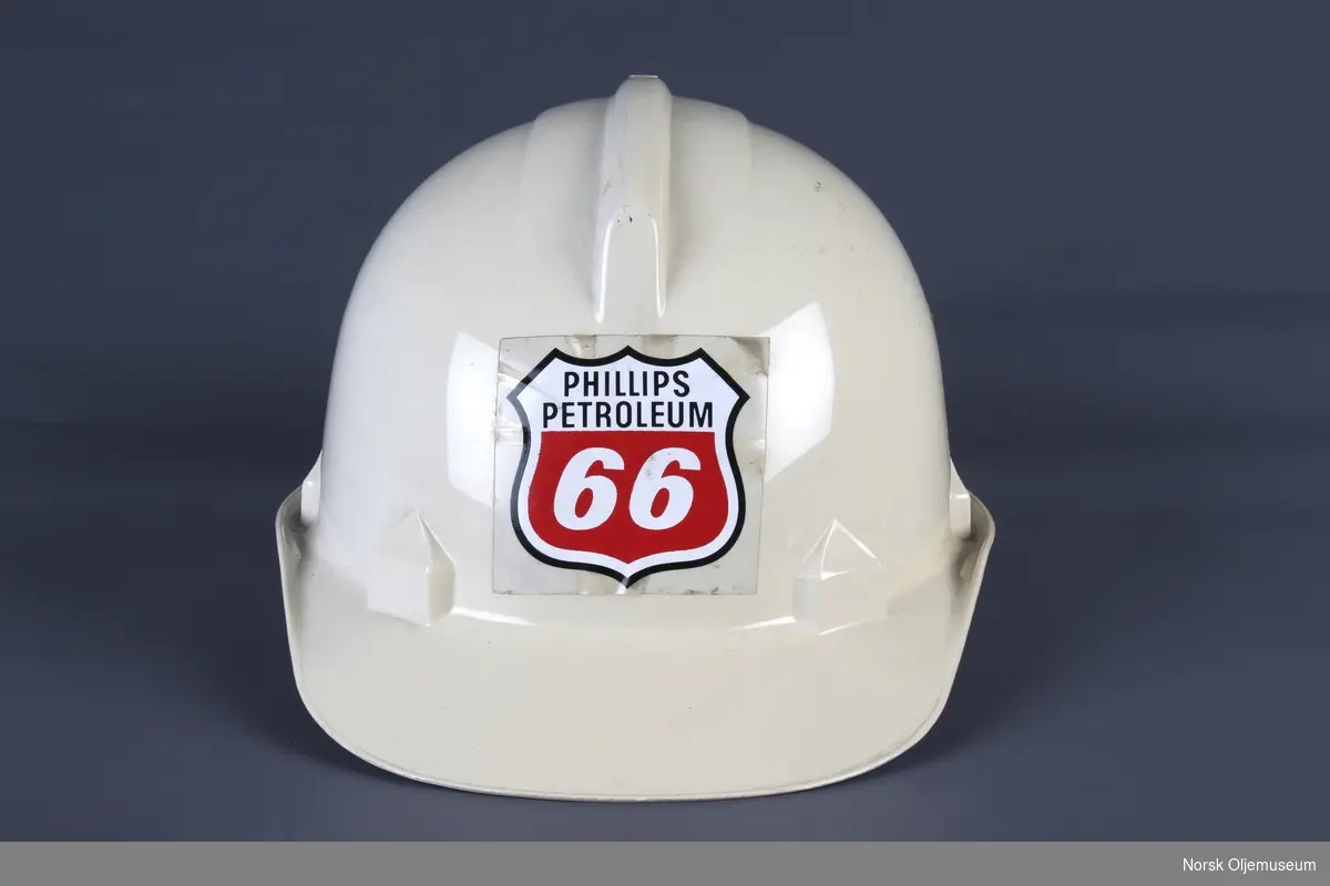 Hvit vernehjelm med Phillips Petroleum sin logo foran.