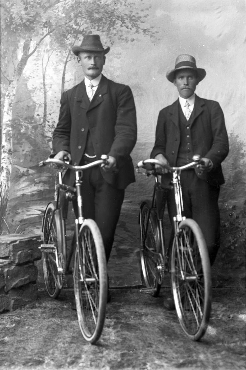 Atelierfoto.Helfigurer.To menn med sykler.