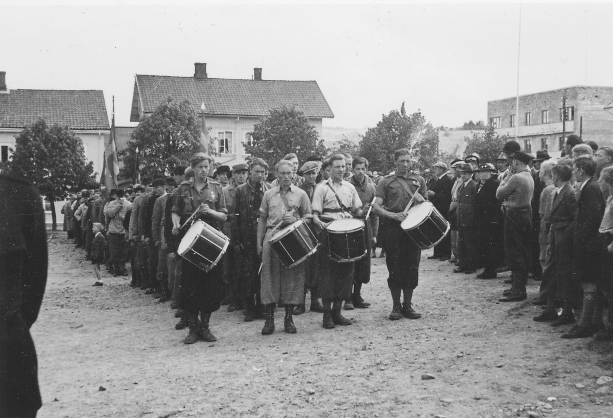 Nasjonal Samlings møte på Nytorvet i Gjøvik pinsen 1936, . Møtet forløp fredelig i motsetning til Torvslaget Kr. Himmelfartsdag 21. mai 1936.