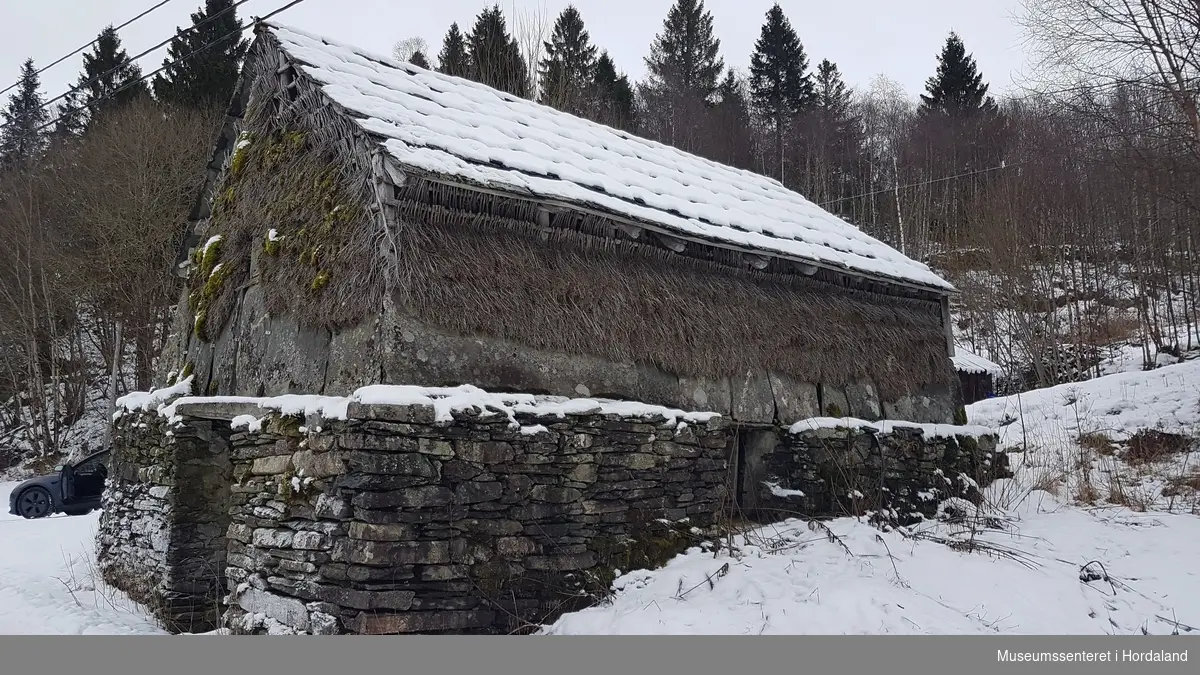Grindbygg med brakekledning og naturheller på taket. Brukt som garveri på 1800-talet.