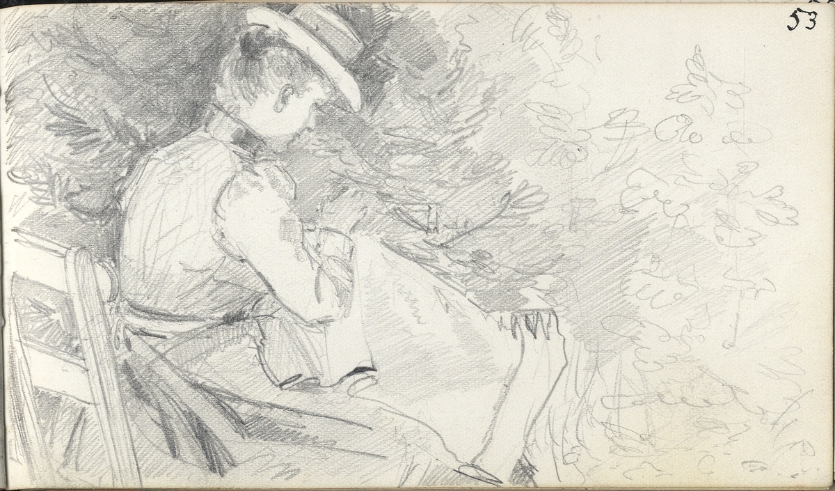 Skiss, blyerts. En kvinna klädd i blus, kjol och hatt sitter och syr på en duk i en trädgård.
Sedd snett bakifrån.

Inskrivet i huvudbok 1975.