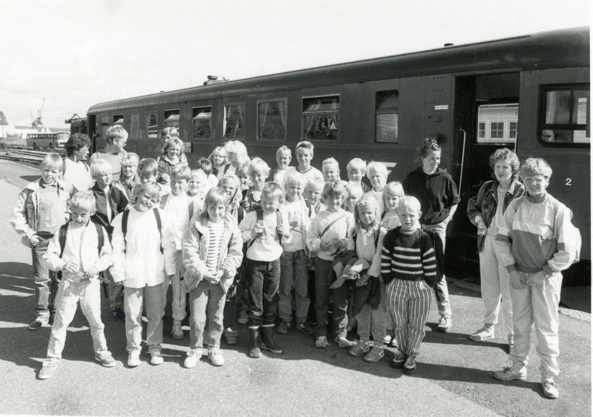 Skoleelever foran Kragerø Jernbanestasjonen. Trolig en siste tur? 1980-tallet.