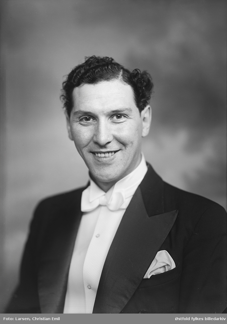 Portrett av Arne Otto Lorang Andersen (1912 - 1995), bedre kjent som Arnardo, sirkusdirektør fra Sarpsborg. Fotografert 1943-44.