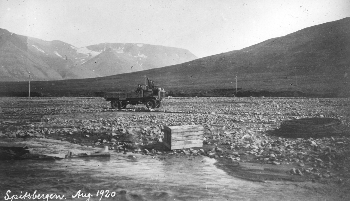 Svalbards første bil, Tenoren i bakgrunnen. Tekst med bildet: Store Norske. Biltransport. Spitsbergen. Aug. 1920 O.B. Bil Spitsbergen m.l.