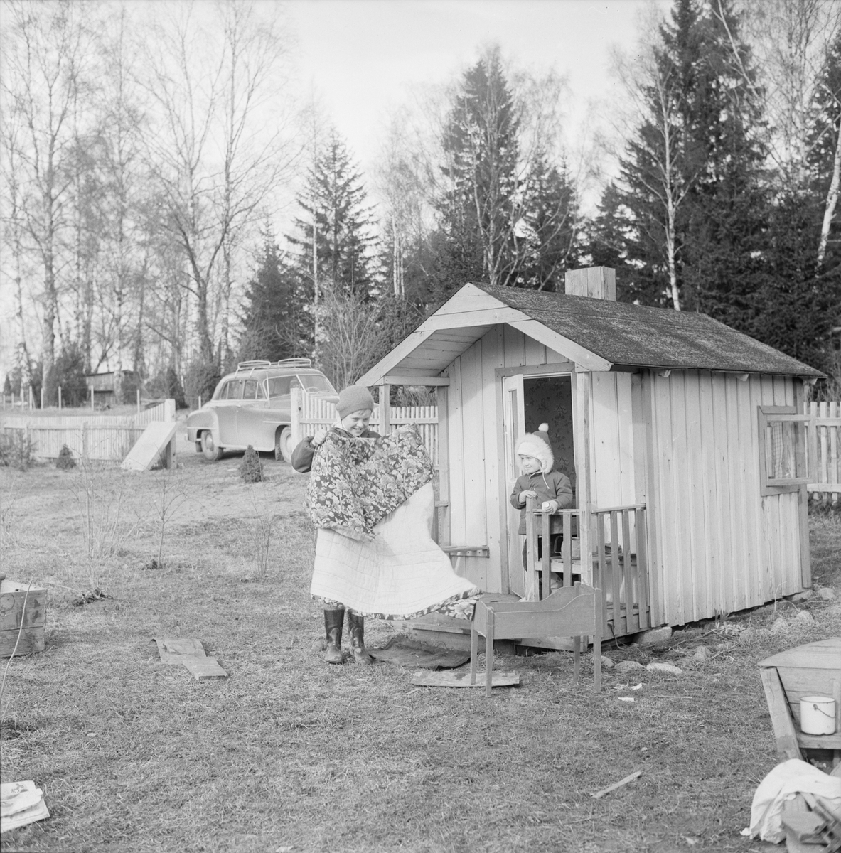 Vårstädning i lekstuga, Vreta, Uppland, april 1961