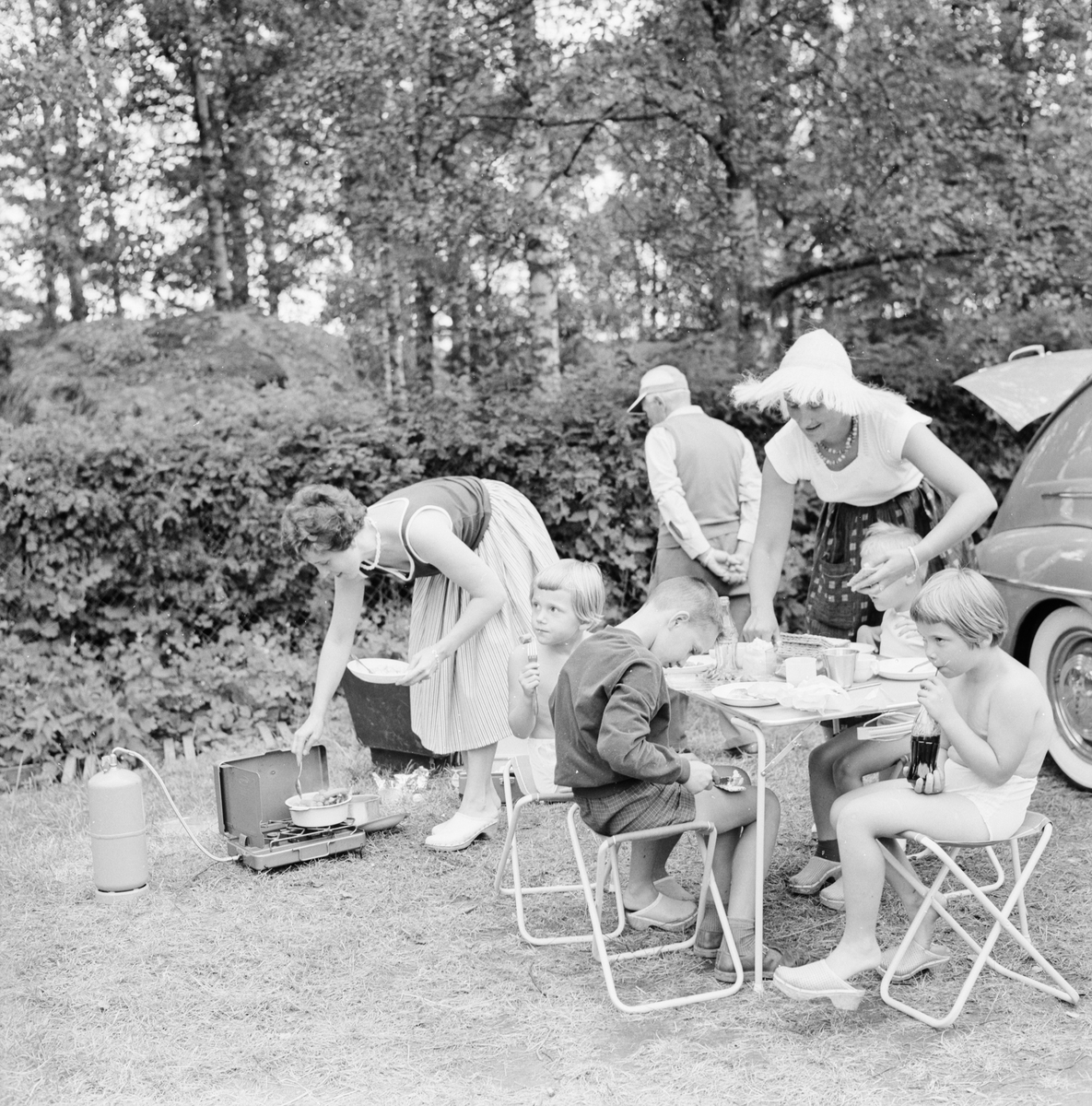 "Familjesemester i tält, julivärmen lockar många", Flottsund, Uppland juli 1961