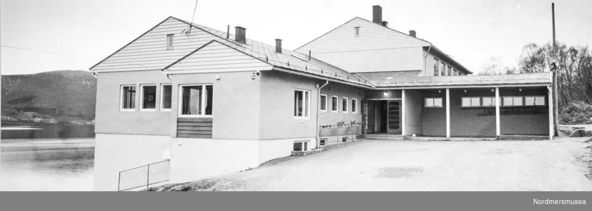 Trolig fra sak om utbygging av Meek skole på Meek i Averøy kommune omkring 1987. Bildet er fra avisa Tidens Krav sitt arkiv i tidsrommet 1970-1994.