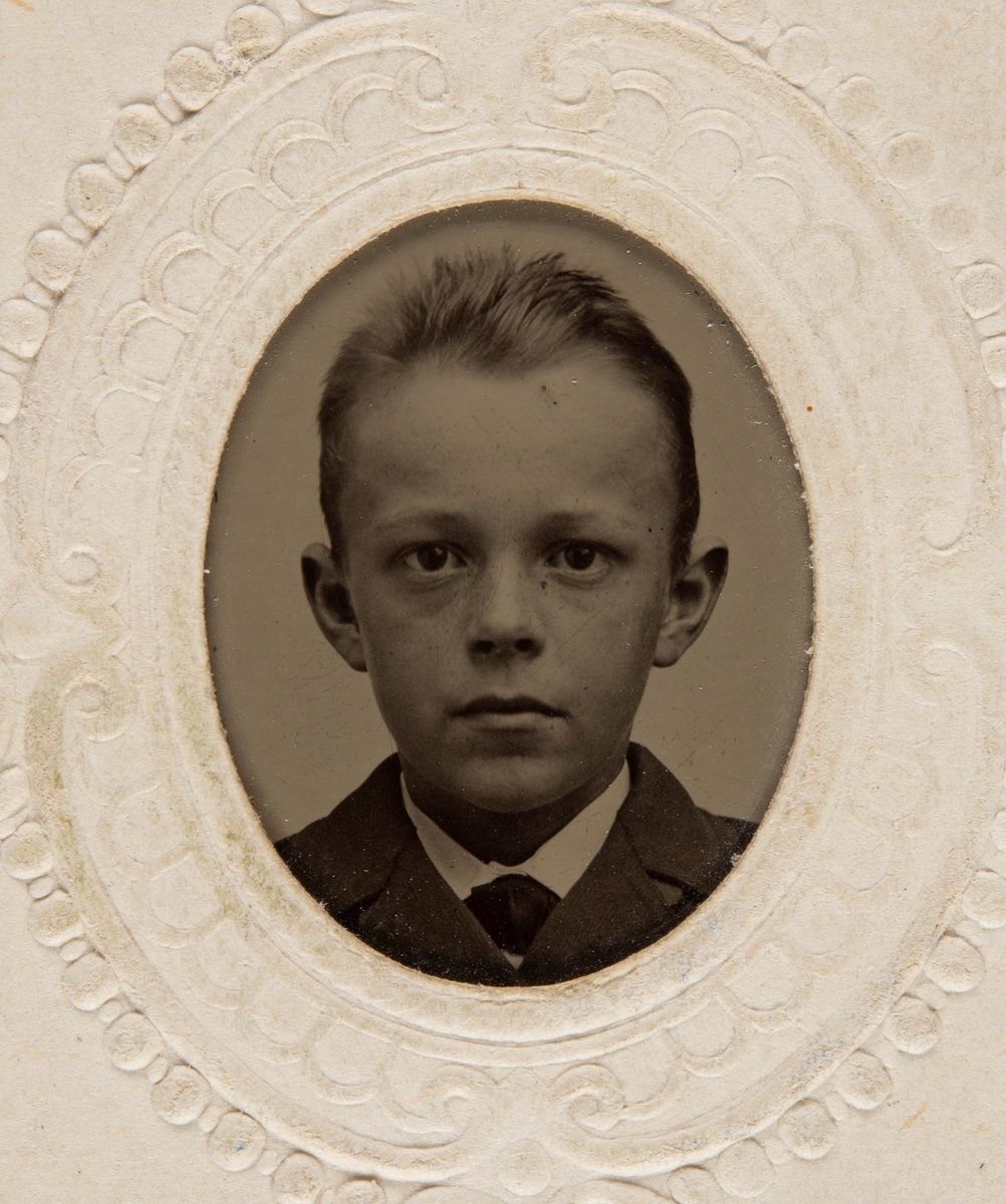 Portrett av ung gutt.