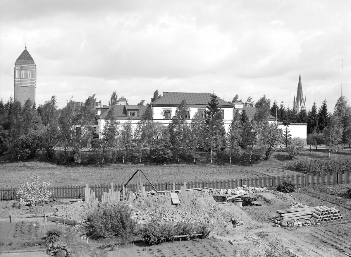 Den 2 juni 1908 kunde domprost John Personne inviga Westmanska BB i Linköping. Staden hade nu fått ett tidsenligt barnbördshus. Anläggning kunde realiseras med hjälp av donerade medel från Henric Westman, stadens stora välgörare. För byggnadens ritningar stod Janne Lundin.