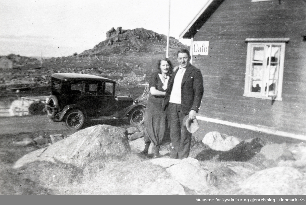 Honningsvåg, Valan. Bjørnar og Laura Isaksen foran kafeen i Valan. I bakgrunnen Bjørnars første drosjebil (Dodge Y33). 1936.