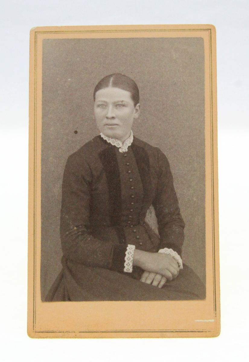 Portrett av en kvinne. Fotografi fra album etter Karoline Nilsen (1862-1947). Karoline Nilsen (Grelsen) var født på Rognmo. Flyttet til Karlstad, Målselv. Fotograf ukjent.