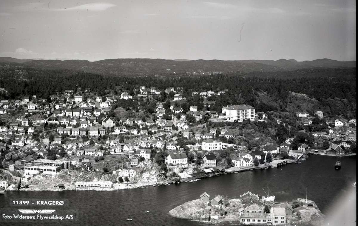 Flyfoto av Kragerø by. Ser bebyggelsen på Gunnarsholmen, Barthebrygga, Thomesheia, Ringveien og bygging av aldersboligen på Skrubben.