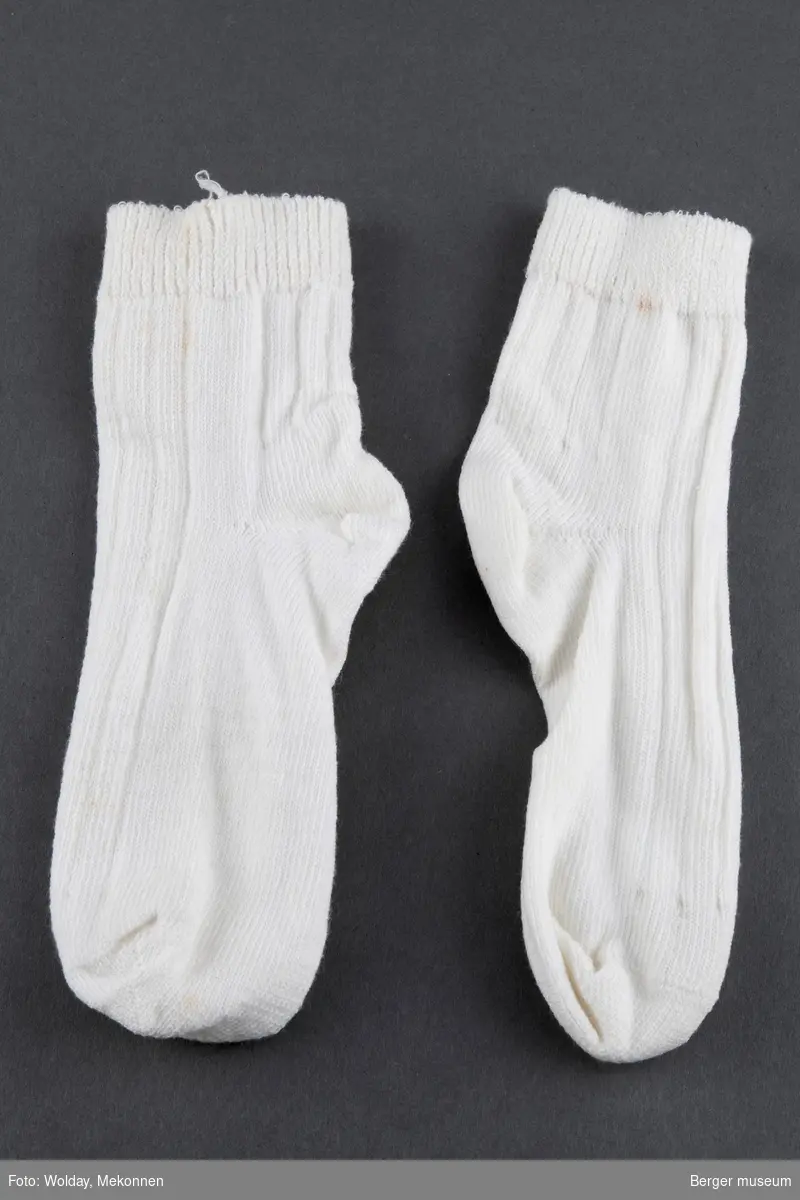 Et par hvite sokker med riller.