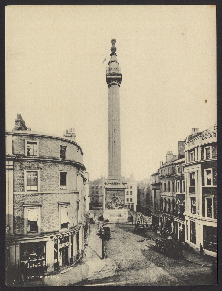 Bilden visar kolonnen med namnen "Monument to the Great Fire of London".
