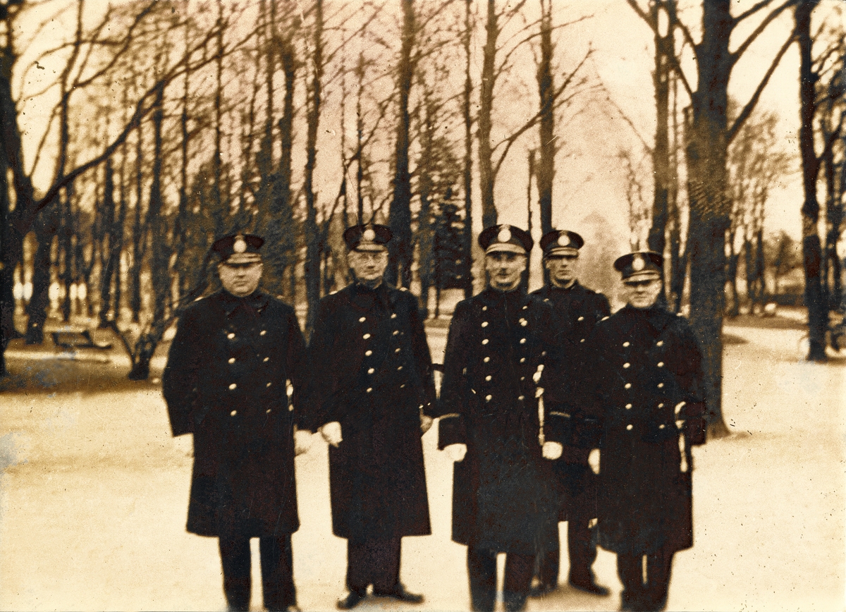 Fem poliser i Linnéparken, Växjö 1935. 
Fr.v.: Eric Norling, Oskar Palmqvist. F.K. Swanström, Bertil Strömberg och Gösta V. Axelsson.