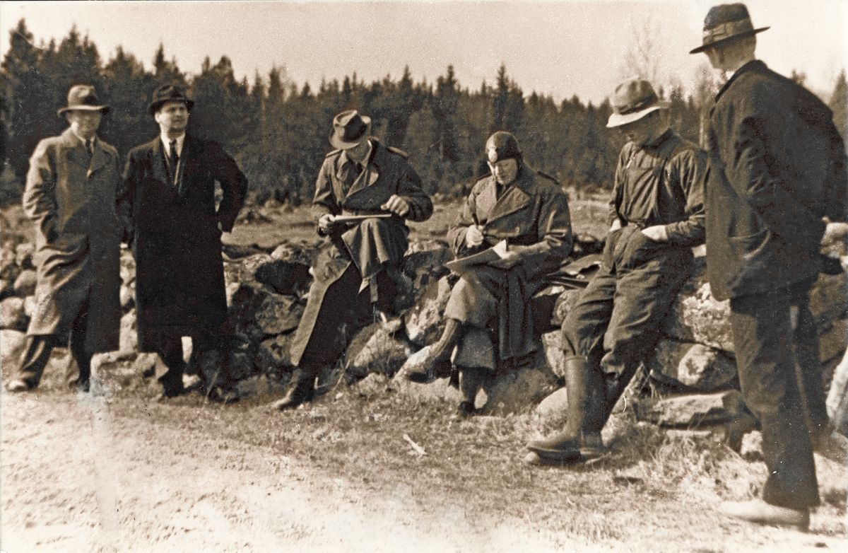 Statspolisen 1935, någonstans i Kronobergs län. 
Sture Ivarsson, okänd, Bertil Strömberg. överkonstapel Gösta V. Axelsson och två lokala lantbrukare.