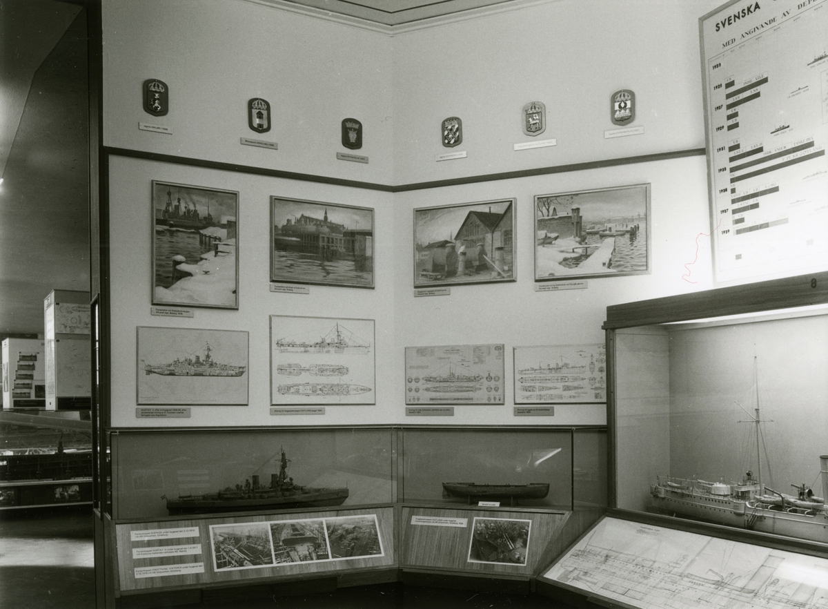 Sjöhistoriska museets permanenta utställning fotograferad 1987. Del av utställningen som handlar om svenska örlogsfartyg byggda inom landet 1905–1939. Fartygsmodell av pansarkryssaren FYLGIA samt två mindre fartygsmodeller.