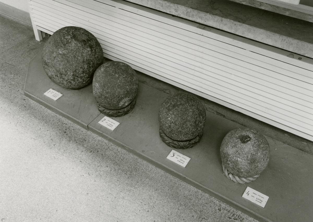 Den permanenta utställningen fotograferad 1987. Fyra stycken kanonkulor av äldre typ.