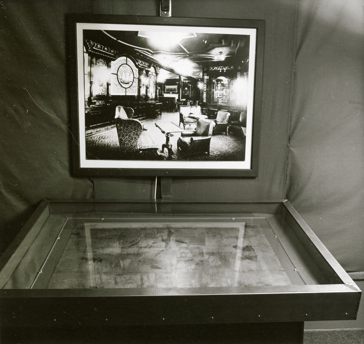 Utställningen "Titanics skatter". Monter i utställningen samt ett fotografi som visar en miljö från Titanic.