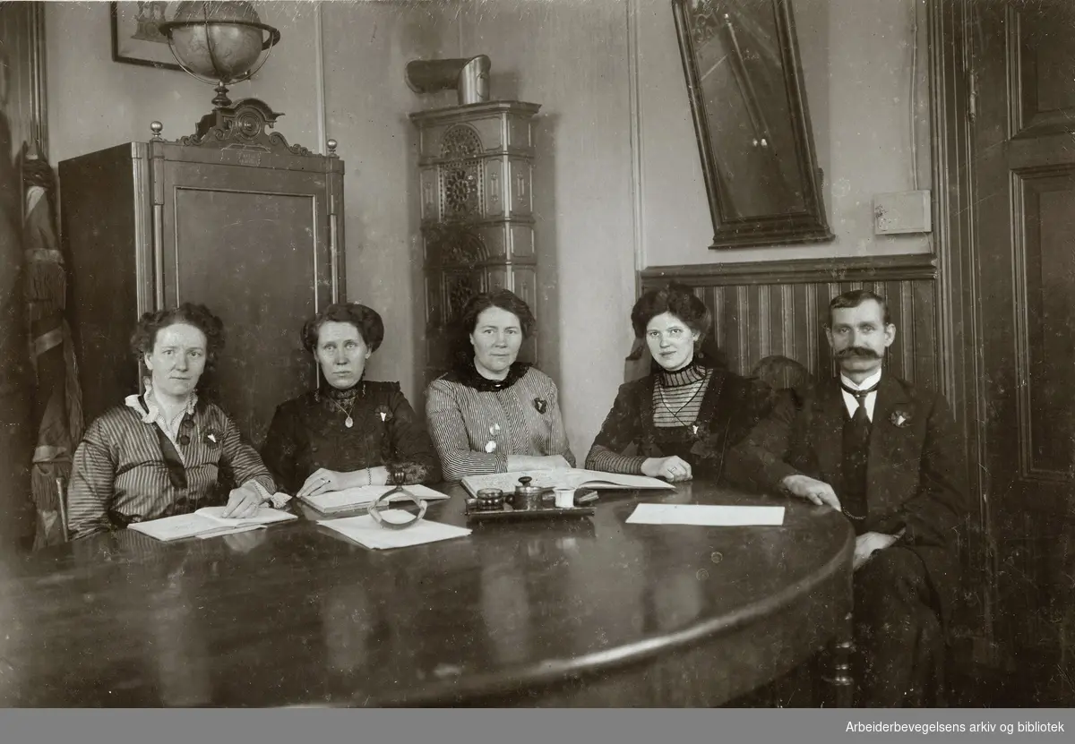 Styret i Kristiania Arbeidersamfunds Kvindelige Sangkor. Oslo Arbeidersamfund. Til venstre: frøken Granquist. 1914.