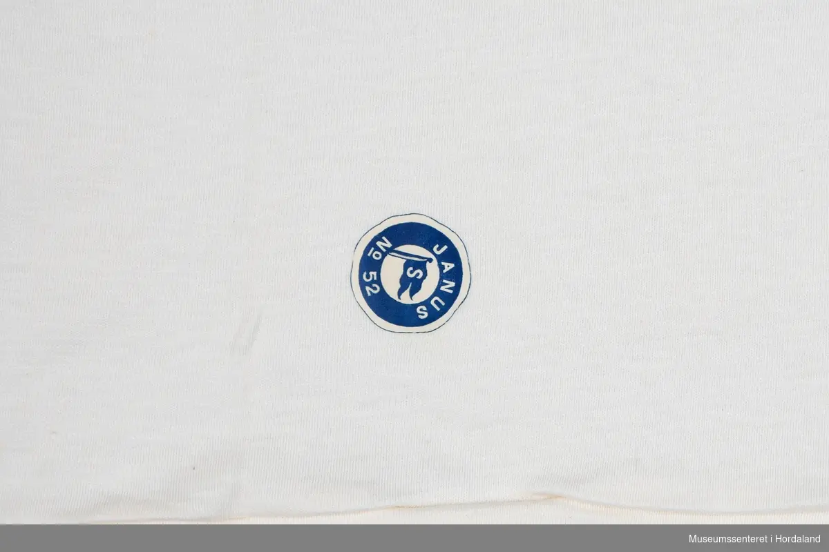 Naturfarga Duun trøye uten erm, "singlet", undertøy i str. 52. Duun-logo med ender i halsen og blått Janus-klistermerke på baksida.