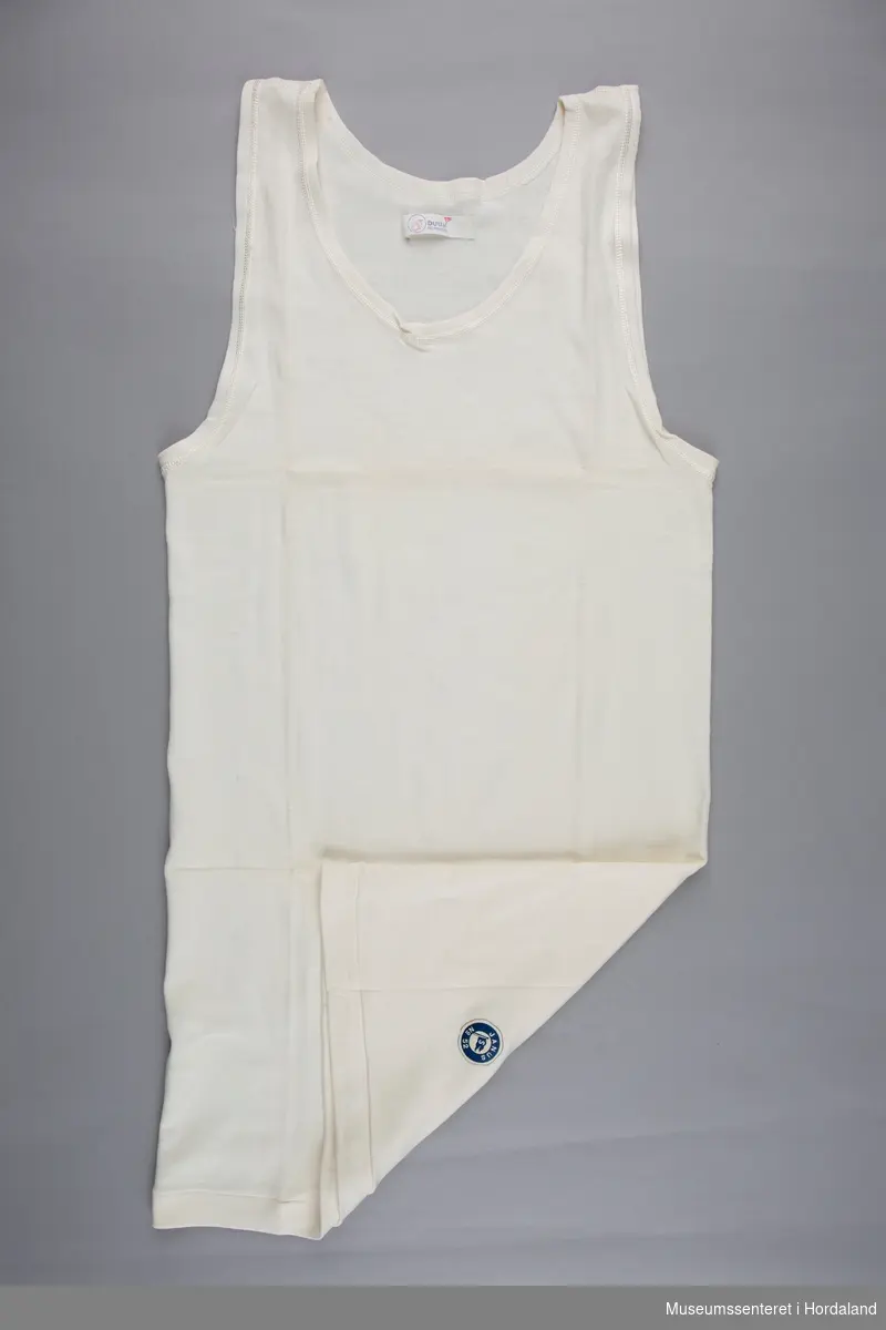 Naturfarga Duun trøye uten erm, "singlet", undertøy i str. 50. Duun-logo med ender i halsen og blått Janus-klistermerke på baksida.