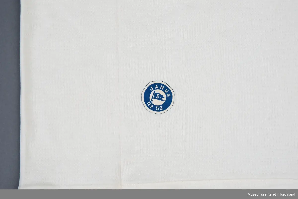 Naturfarga Duun trøye uten erm, "singlet", undertøy i str. 50. Duun-logo med ender i halsen og blått Janus-klistermerke på baksida.