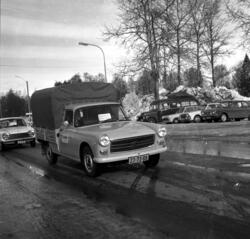 Fra Grundset Martn 1969.
Biler. 
Peugeot 404 pickup. Skilt i