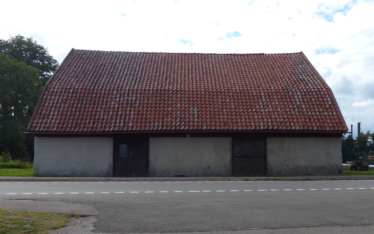 En av de äldsta byggnaderna i Forsvik är järnboden. Den uppfördes 1813 och ersatte då en äldre järnbod som stått på samma plats sedan 1700-talet. Under många sekler var Forsviks bruk ett järnbruk och i boden förvarades troligen saker som järnmalm, träkol, tackjärn, stångjärn, spannmål, salt och sill. Under 1800-talet förvarades manufakturjärn i ena delen, medan den andra agera verkstad och kvarnstall. Boden har också agerat "spruthus" och "badhus".