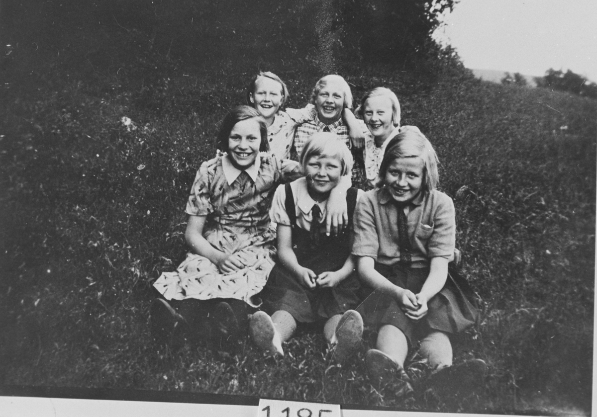 Glade jenter på Trudvangjordet i 1936. Foran, fra venstre: Helga Varsla Fjell, Solveig Kvisle, Anne Øverby Green. Bak, fra venstre: Orlaug Green, Åse Elverum Skatvedt, Mathilde Skatvedt