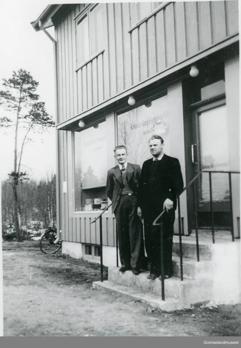 To menn står på trappen framfor "Kirkenes Koop Forening" på Svanvik. Harry Klippenvåg til høyre.