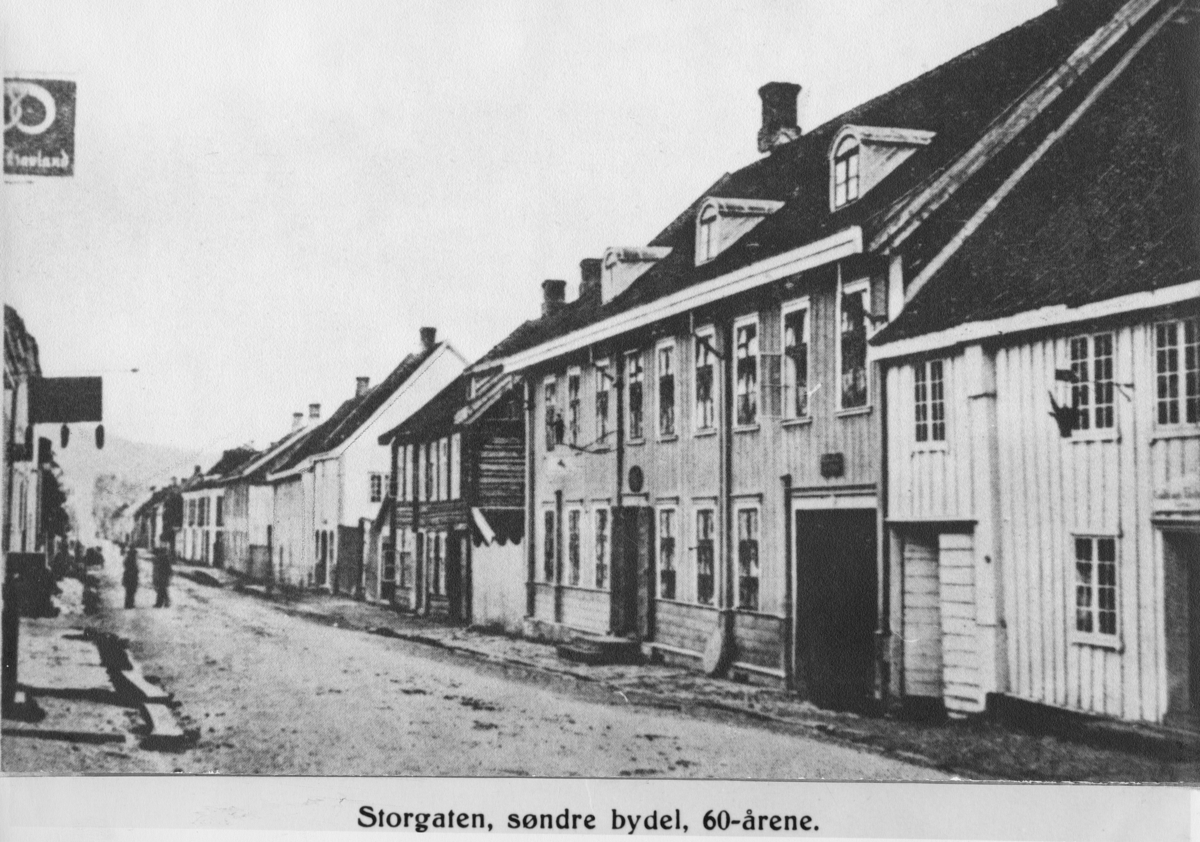 Gatebilde fra Storgata, Lillehammer. Den store bygningen er nr. 72, mens huset i bildekanten ble revet da Wieses gate ble anlagt.
