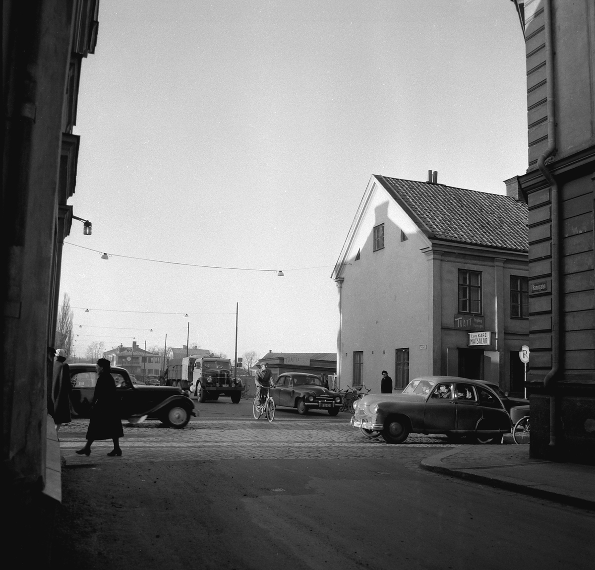 Serie bilder från en särskilt stökig gatukorsning i Linköping. Fotoåret 1955 fungerade ännu Storgatan som del av riksväg 1 genom staden. Invid Stångebro och Storgatans skärning med Hamngatan var trafiksituationen stundom synnerligen vansklig.
