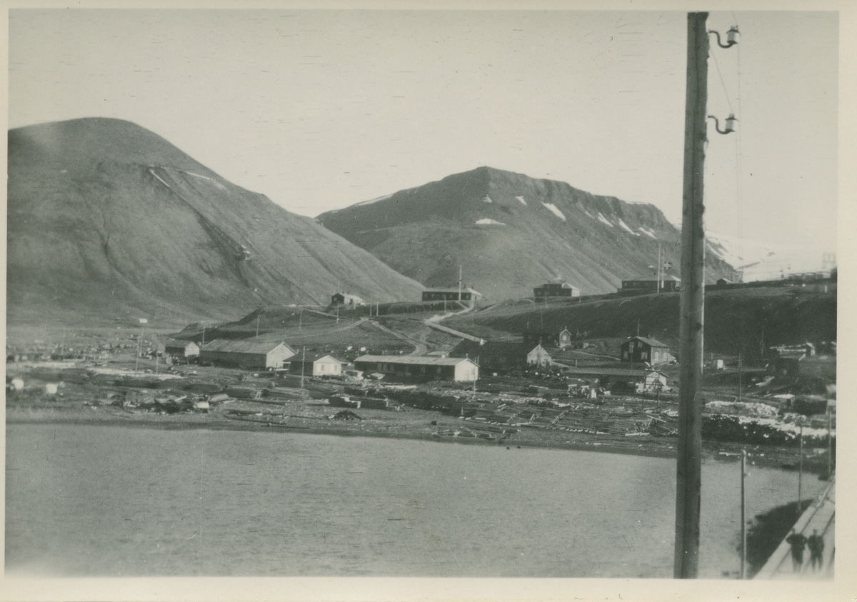 Sjøområdet og Skjæringa i Longyearbyen før den ble brent i 1943. Sukkertoppen bak. Sysselmannsgården, Bergmesterboligen.