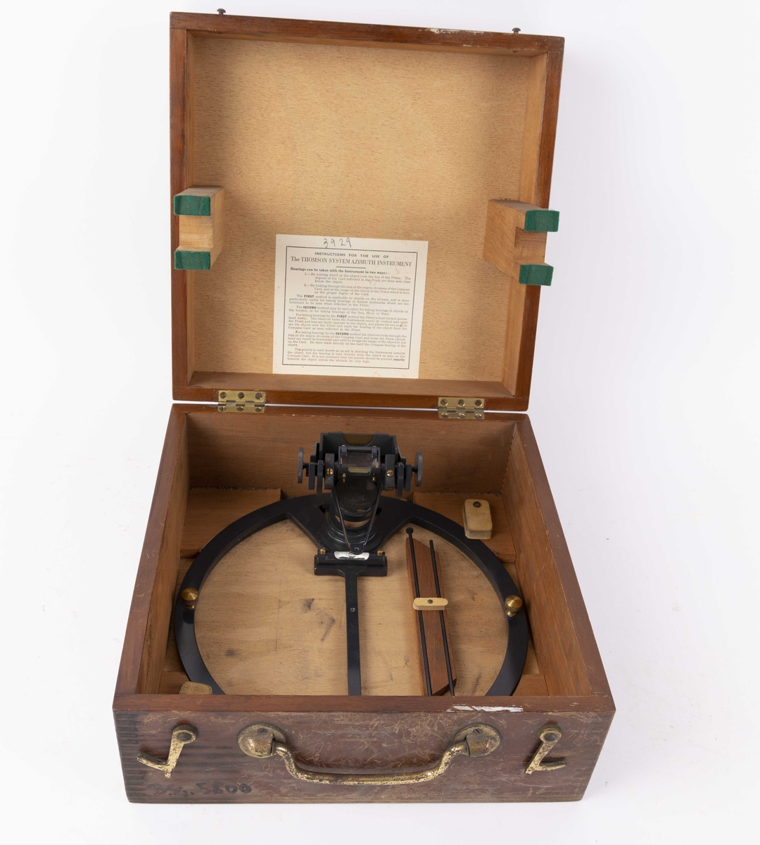 Gyro-kompass trolig fra 1950-årene. Azimuth-speil med speil og vater montert på  kompassring. Ligger i trekasse med lokk. I trekassen er også to runde stag/pinner (ukjent bruk).