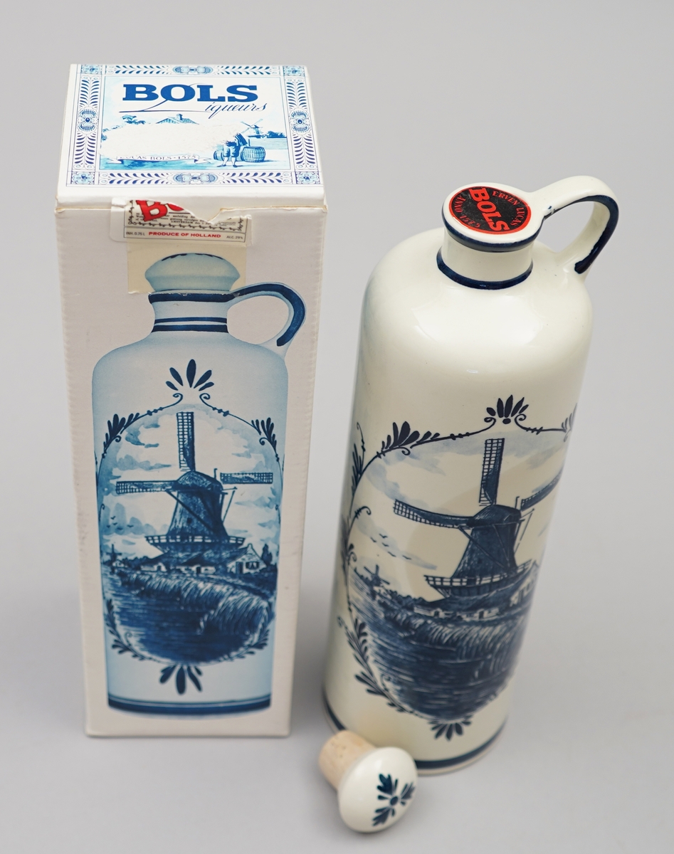 Kvit flaske med nederlandsk blå dekormåling. Pappkartong med nederlkandske folkelege motiv.
